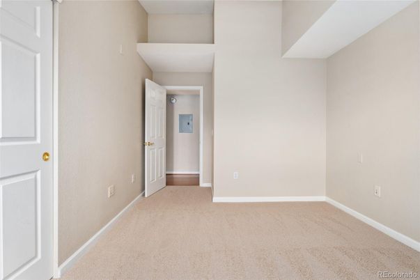 Empty room, Interior