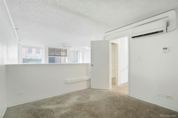 Empty room, Interior