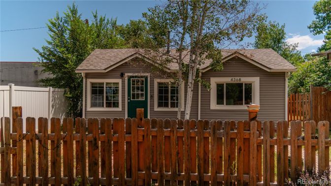 Exterior, Facade, Ranch