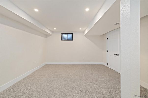 Empty room, Interior, Recessed Lighting