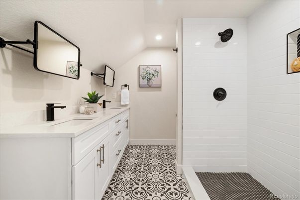 Bathroom, Dual Sink Vanities, Interior, Recessed Lighting