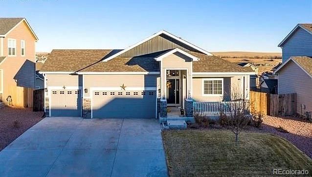 Attached, Exterior, Facade, American Craftsman