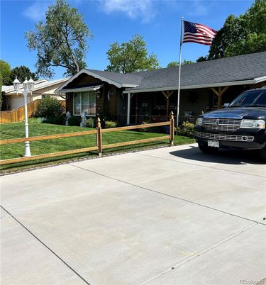 Exterior, Facade, Ranch