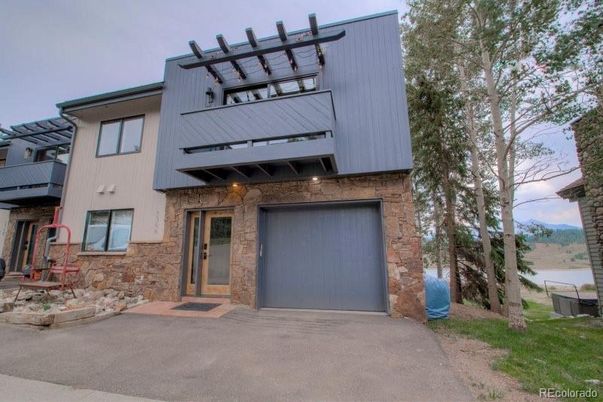 Attached, Exterior, Facade, Modern