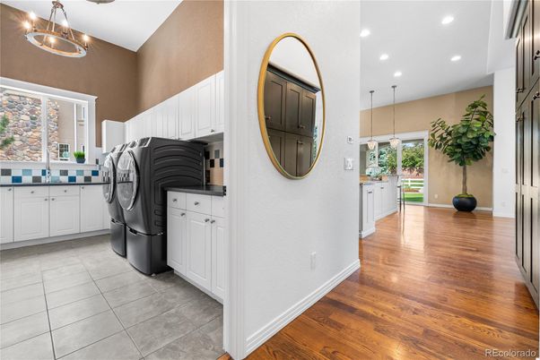 Interior, Pendant Lights, Recessed Lighting, Washer, Wood Texture Flooring