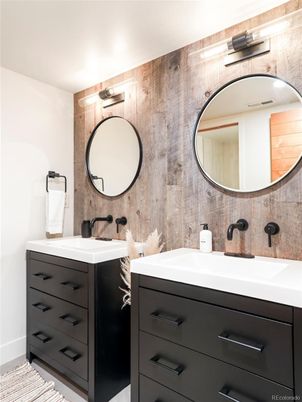 Bathroom, Dual Sink Vanities, Interior
