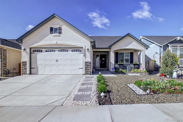 Attached, Exterior, Facade, American Craftsman