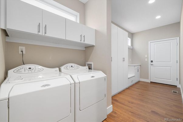 Interior, Recessed Lighting, Washer, Wood Texture Flooring