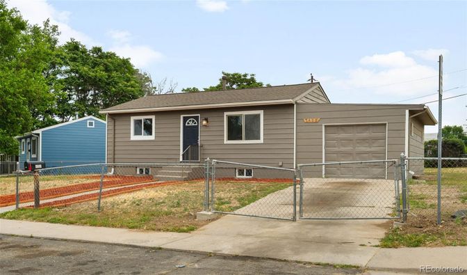 Attached, Exterior, Facade, Cape Cod