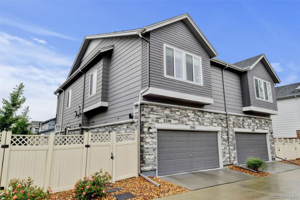 Attached, Exterior, Facade, Rowhouse