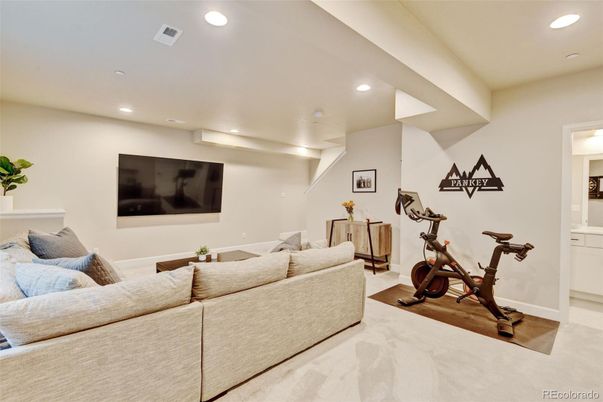 Fitness Equipment, Interior, Living room, Recessed Lighting, Wood Texture Flooring