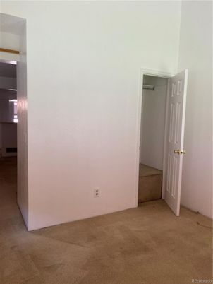 Empty room, Interior
