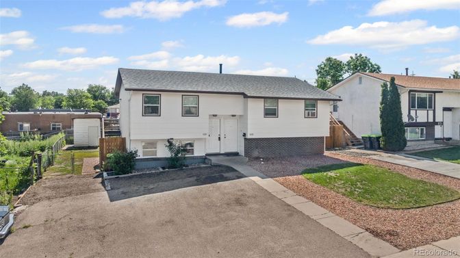 Exterior, Facade, Raised Ranch