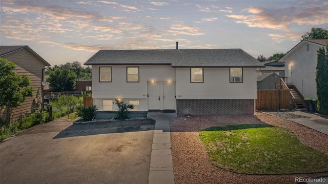 Exterior, Facade, Raised Ranch