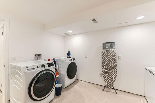 Interior, Marble, Recessed Lighting, Washer