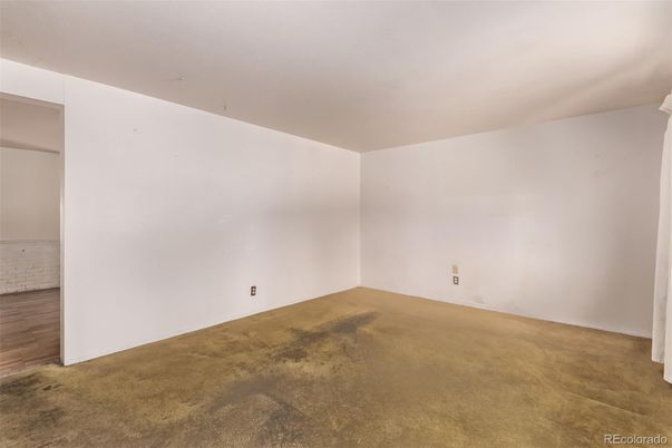 Empty room, Interior