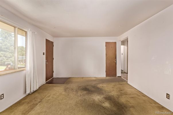 Empty room, Interior