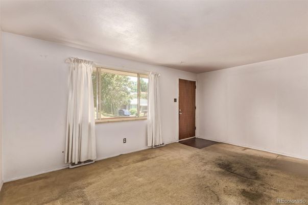 Empty room, Interior