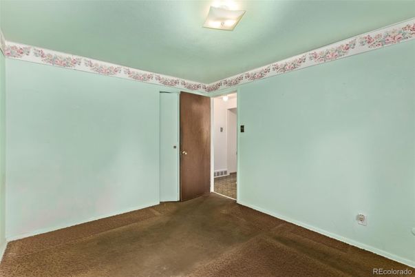 Empty room, Interior