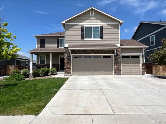 Attached, Exterior, Facade, American Craftsman