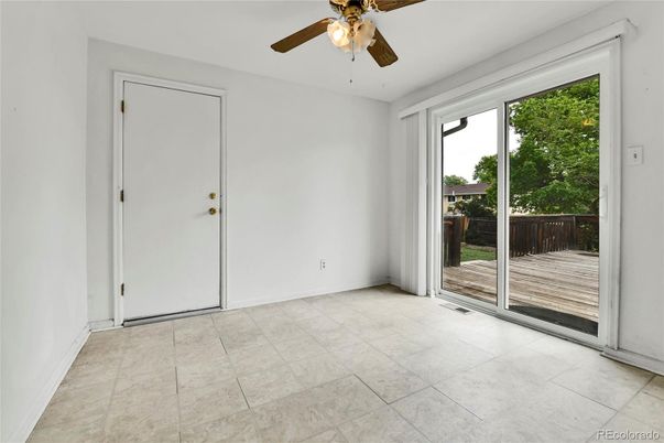 Empty room, Interior