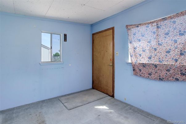 Empty room, Interior