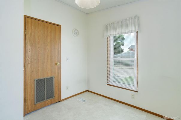 Empty room, Interior