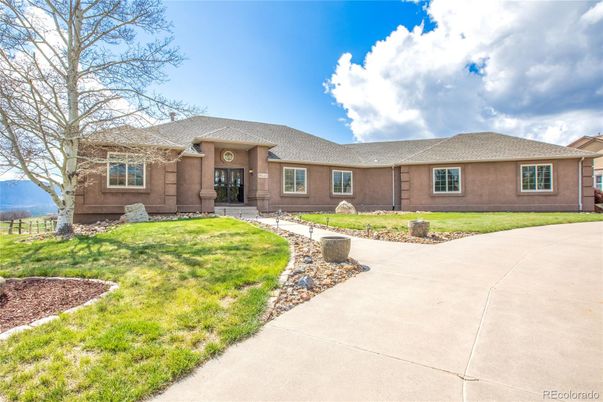 Backyard, Exterior, Facade, Ranch