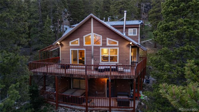 Exterior, Facade, Log Home