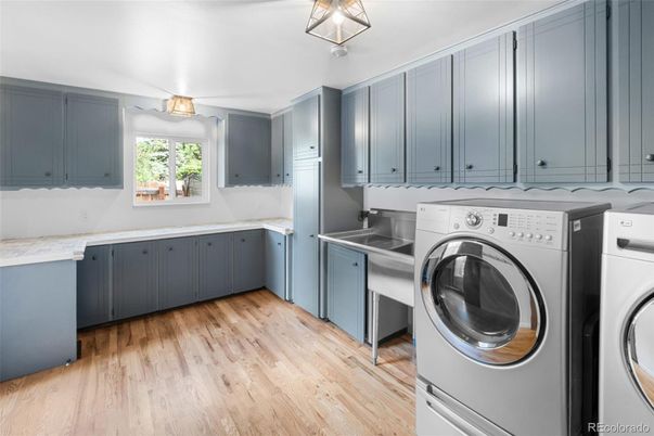 Interior, Washer, Wood Texture Flooring