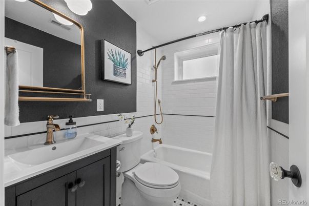 Bathroom, Interior, Recessed Lighting