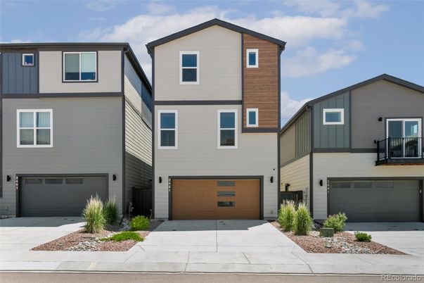Attached, Exterior, Facade, Rowhouse