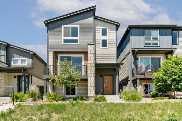 Exterior, Facade, Rowhouse