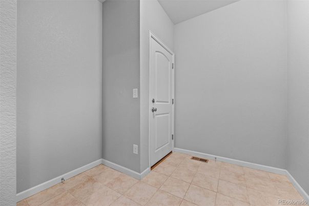 Empty room, Interior