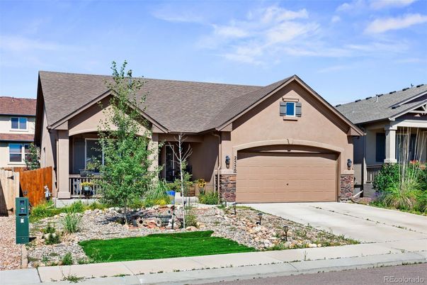 Attached, Exterior, Facade, Ranch