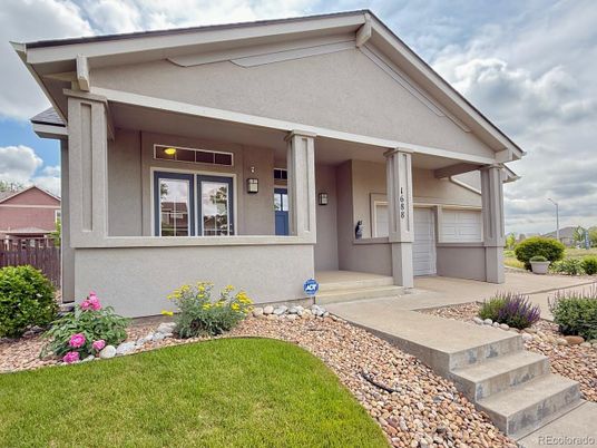 Attached, Exterior, Facade, American Craftsman