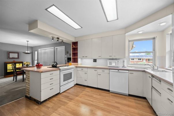 Dining room, Interior, Kitchen, Pendant Lights, Recessed Lighting, Wood Texture Flooring