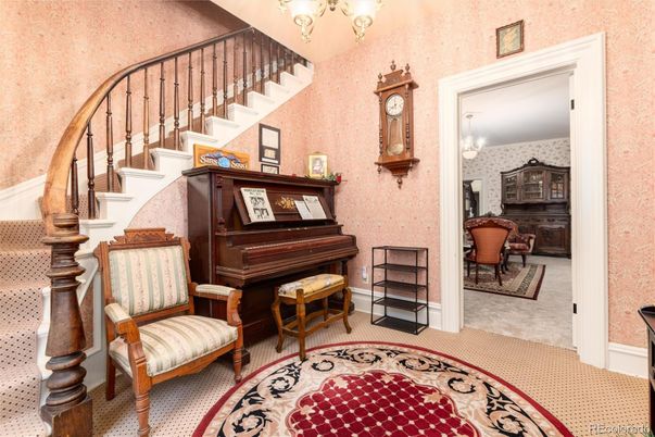 Interior, Piano