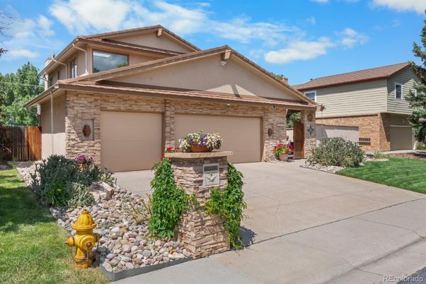 Attached, Exterior, Facade, American Craftsman