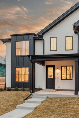 Exterior, Facade, Modern