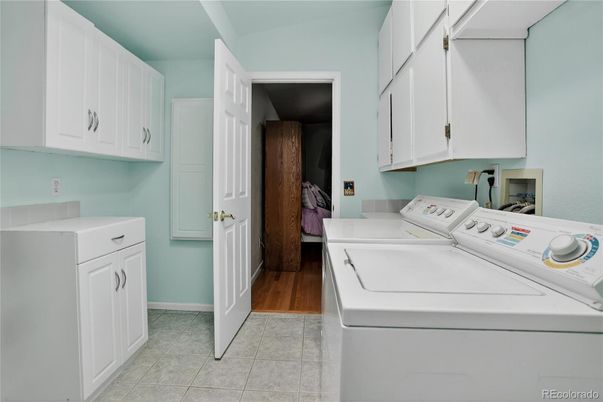 Interior, Washer, Wood Texture Flooring