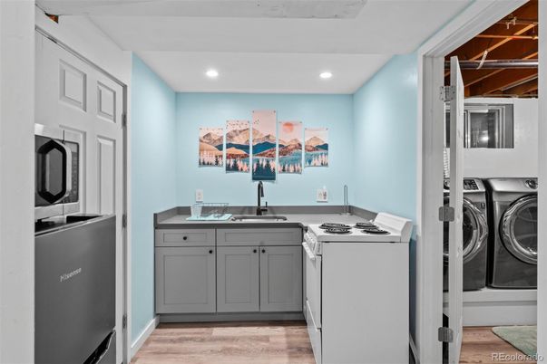 Interior, Recessed Lighting, Washer, Wood Texture Flooring