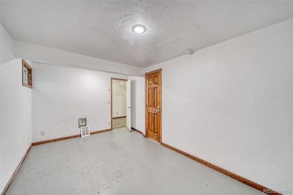 Empty room, Interior