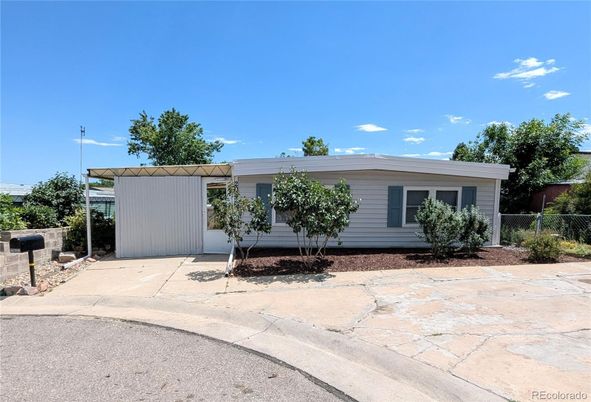 Exterior, Facade, Ranch