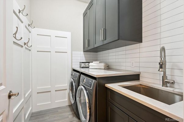 Interior, Washer, Wood Texture Flooring