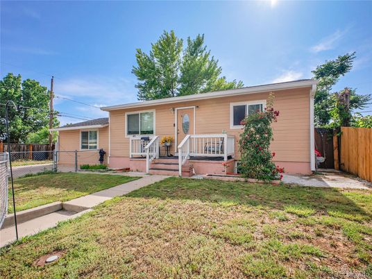 Exterior, Facade, Raised Ranch