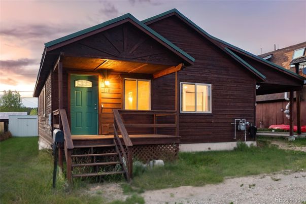 Exterior, Facade, Log Home