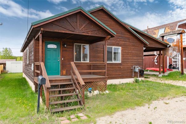 Exterior, Facade, Log Home