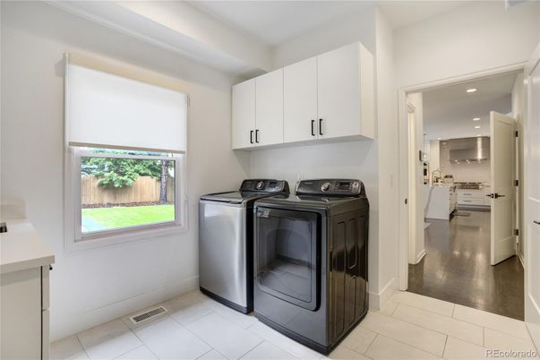Interior, Recessed Lighting, Washer, Wood Texture Flooring