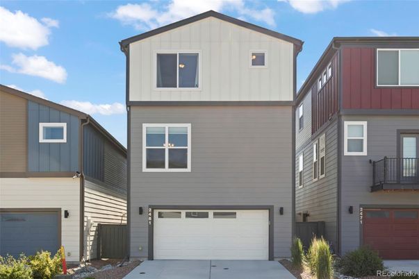 Attached, Exterior, Facade, Rowhouse